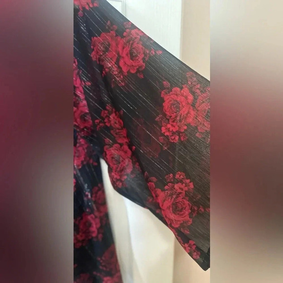 NWOT-TORRID Black Chiffon Shirttail Kimono Red Flowers. Size 00. Size M/L. - Picture 4 of 9